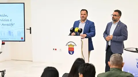 Yonathan de Le&oacute;n y Echedey Eugenio en la rueda de prensa de presentaci&oacute;n de los presupuestos de Arrecife 2026.