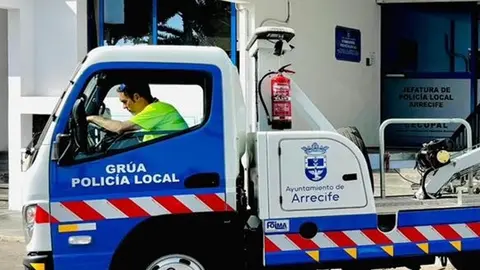 Imagen de la gr&uacute;a municipal junto a la sede de la Polic&iacute;a Local.