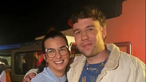 Quevedo junto a la ex concejal del Ayuntamiento de Teguise y residente en La Graciosa, Nieves Arrocha.