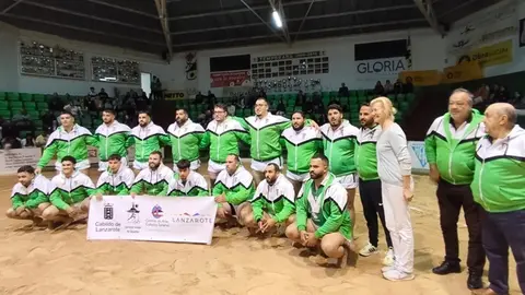 Ana Duato junto a los luchadores y cuerpo t&eacute;cnico del Tao Cicar.