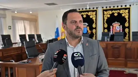 Yonathan de Le&oacute;n en su comparecencia ante los medios despu&eacute;s del pleno del Ayuntamiento de Arrecife.