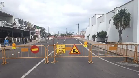 Avenida Papagayo en Playa Blanca.