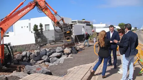&Oacute;scar Noda junto a los operarios mientras realizan las labores.