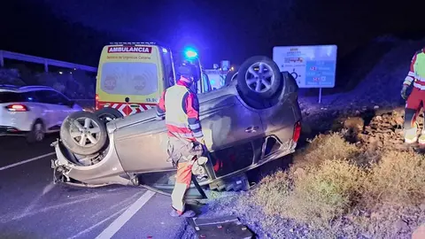 Imagen del veh&iacute;culo siniestrado en el momento en el que llegaron los bomberos