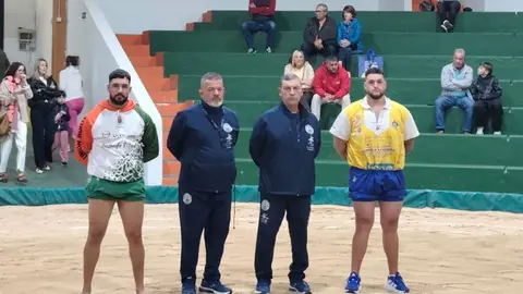 Los capitanes del Yaiza y el Har&iacute;a con los &aacute;rbitros antes del inicio de la luchada