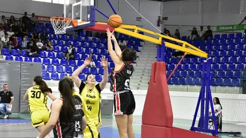 Imagen de archivo de una jugadora del Magec T&iacute;as realizando un lanzamiento.