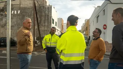 Jacobo Lemes y Echedey Eugenio junto a operarios.
