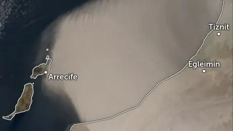 Impresionante imagen del sat&eacute;lite en la que se ve la llegada de la masa de arena del desierto a Lanzarote.