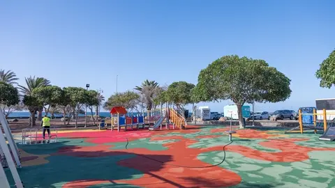 Operario del Ayuntamiento de Arrecife realizando las labores de limpieza.