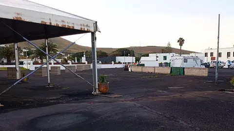 Pol&eacute;mico muro levantado en la carpa de Uga.