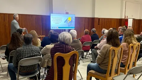 Jos&eacute; Juan Cruz en el encuentro vecinal en M&aacute;cher.