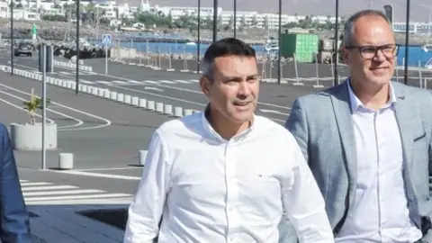 Oswaldo Betancort y Pablo Rodr&iacute;guez en el puerto de Playa Blanca.