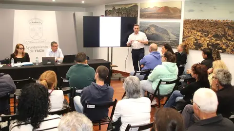 &Oacute;scar Noda en el encuentro con los vecinos de Uga.