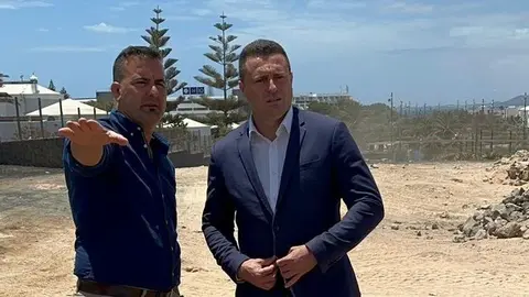 &Aacute;ngel Lago con &Oacute;scar Noda visitando una obra en Playa Blanca.