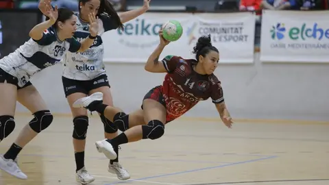 Jugadora del Zonzamas Plus Car Lanzarote realizando un lanzamiento.