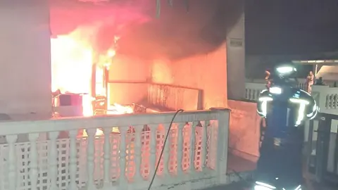 Bombero del Consorcio de Seguridad y Emergencias sofocando las llamas dentro de la vivienda.