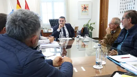 Oswaldo Betancort en su reuni&oacute;n con la Asociaci&oacute;n de Amigos del Vino y el Queso.