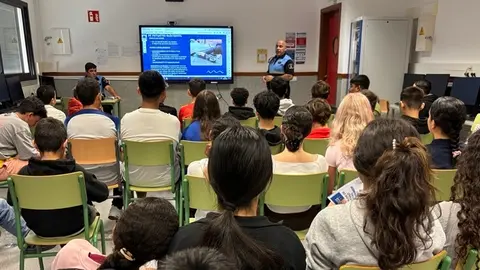 Polic&iacute;a Local en el IES Puerto del Carmen.