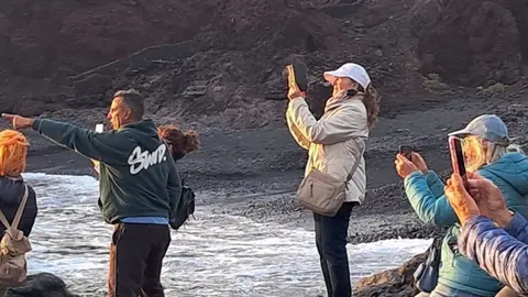 Mayores de Yaiza disfrutando 
del taller de fotograf&iacute;a en El Golfo.