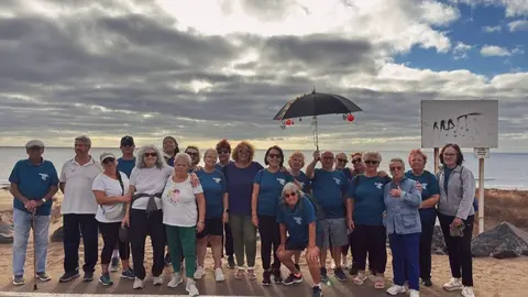 Ana Mar&iacute;a Lopes con los participantes de los paseos saludables.