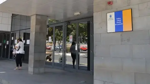 Imagen de archivo de la entrada a los juzgados de Arrecife.
