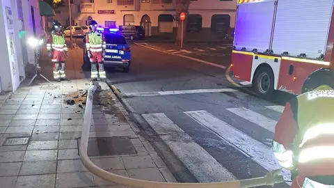 Bomberos del Consorcio de Seguridad y Emergencias retirando la farola.