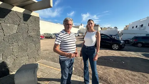 Servando Pérez y Sheila Guillén en el solar donde quieren instalar la gasolinera.