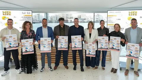 Imagen de la presentaci&oacute;n del festival con las autoridades locales y el due&ntilde;o de la empresa promotora, Eduardo Ferrer.