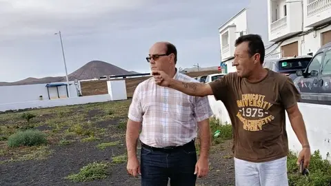 El concejal Enrique Barrios junto a un vecino de Maneje que le se&ntilde;ala las principales deficiencias del barrio.