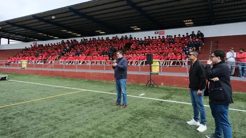 El alcalde, Isidro P&eacute;rez, dirigi&eacute;ndose a los jugadores y a los entrenadores de la cantera del San Bartolom&eacute;