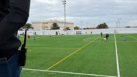 Imagen de uno de los agentes de paisano en uno campo de la capital