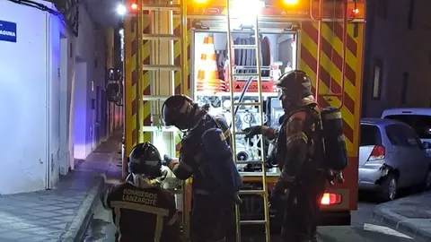 Bomberos del Consorcio de Seguridad y Emergencias durante la actuaci&oacute;n.