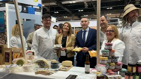 Representantes del sector primario y del Cabildo de Lanzarote en el Sal&oacute;n Gourmet.