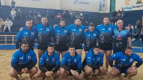 Luchadores del Tinajo Elecmor ante el Uni&oacute;n Ag&uuml;imes.
