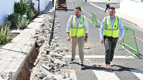 El alcalde de Arrecife Yonathan de Le&oacute;n y el consejero de Obras P&uacute;blicas, Jacobo Medina, visitan las obras en La Concha con una inversi&oacute;n de 700.000 euros.
