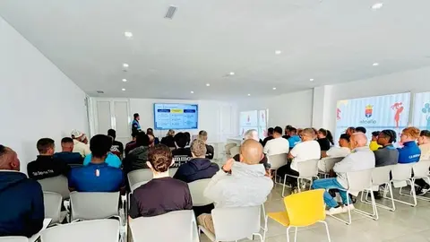 Representantes deportivos asistentes a los talleres y charlas de la nueva unidad de la Polic&iacute;a Local de Arrecife para prevenir la violencia en los deportes.