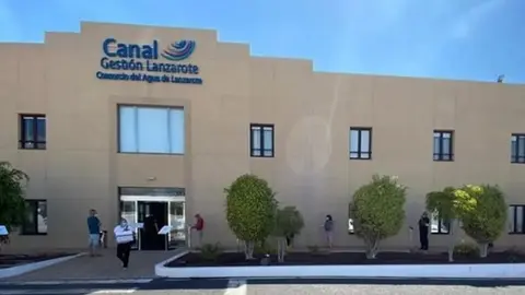 Imagen de la entrada a las oficinas centrales de Canal Gesti&oacute;n Lanzarote. 