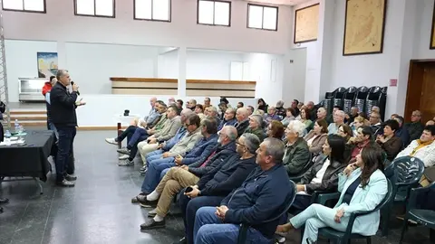 Oswaldo Betancort y Domingo Cejas en la asamblea de necesidades del sector primario.