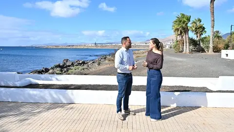 El alcalde de Arrecife Yonathan de Le&oacute;n y la concejala de Playas y Medio Ambiente, Davinia D&eacute;niz, en la playa de El Cable donde el Ayuntamiento mejorar&aacute; la accesibiidad con una rampa.