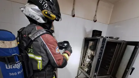 Un bomberos sofoca el conato de incendio en una dulcer&iacute;a de Arrecife.