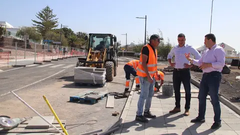 &Oacute;scar Noda y &Aacute;ngel Lago junto a las obras de la primera fase de rehabilitaci&oacute;n de la Avenida Papagayo.