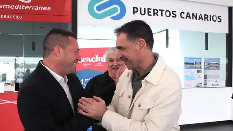 El alcalde de Yaiza y el director de Puertos Canarios en la terminal de Playa Blanca.