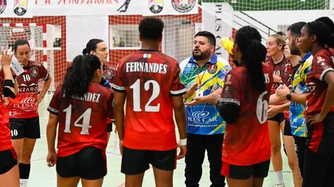El entrenador dirigi&eacute;ndose al equipo