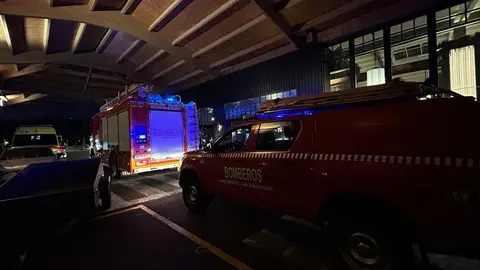 Los bomberos y los servicios sanitarios en la puerta del hotel
