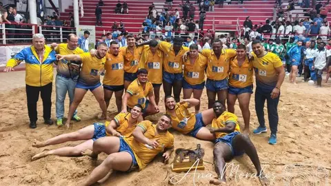 El equipo campe&oacute;n celebrando la victoria