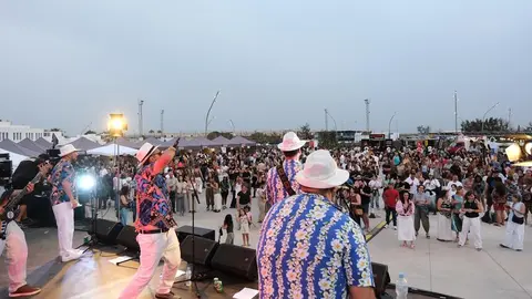 Asistentes disfrutando de una de las actuaciones del Suena y Sabe en Playa Honda.
