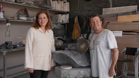 Astrid P&eacute;rez junto al artista Paco Curbelo.