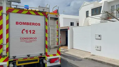 Cami&oacute;n de los bomberos junto al garaje donde se encontraba el fuego.