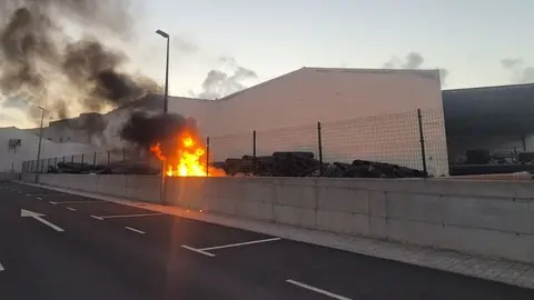 Imagen del fuego donde se acumula material de obra.