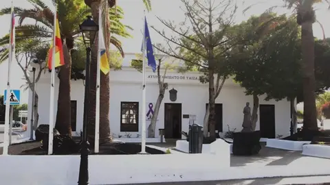 Imagen de la entrada del Ayuntamiento de Yaiza.